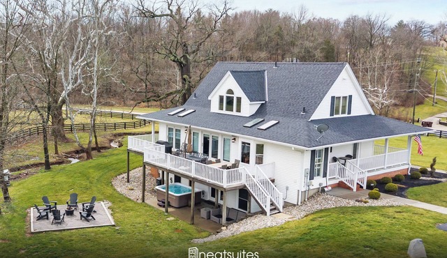 Country Home with Hot Tub, Fire Pit, for 10 Guests!