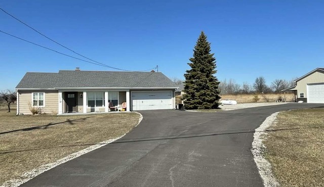 Country Home with 3B 1.5B w/Room for Fishermen with Trucks Boats & Trailers