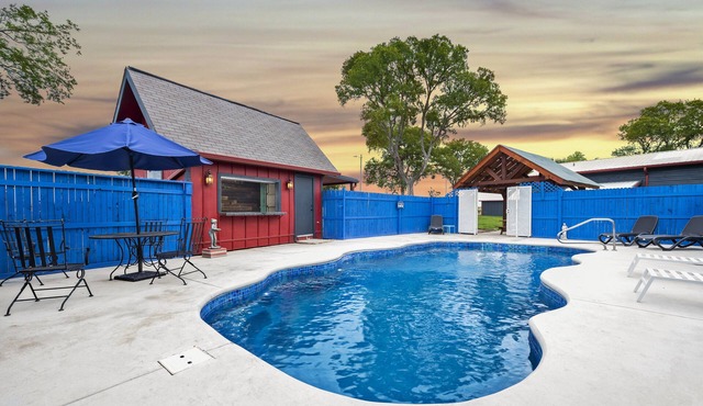 Country Homestead, Private in-ground pool, sleeps 8, Creekside, lots of parking