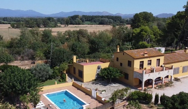 Country House 'Les Cabretes Vilanova De La Muga' with Mountain View, Wi-Fi and Air Conditioning