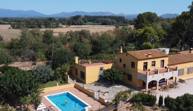 Country House 'Les Cabretes Vilanova De La Muga' with Mountain View, Wi-Fi and Air Conditioning