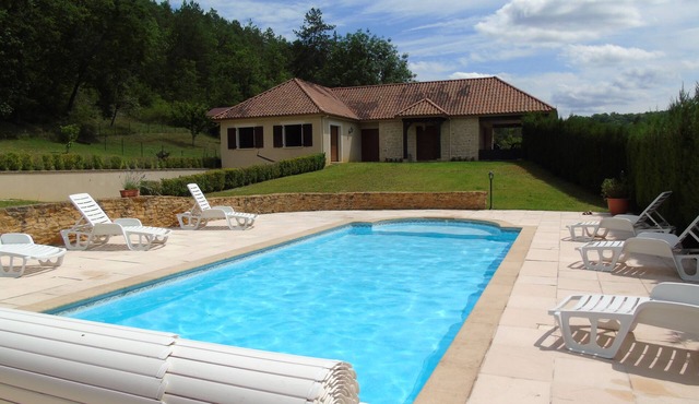 Country house with swimming pool close to tourist attractions