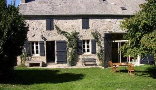 Country house with swimming pool in a peaceful woodland setting