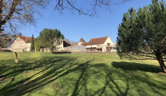 Country house 11 bedrooms, indoor heated pool, sauna, jacuzzi. Woods and lakes.