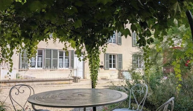 Country house, 2 living rooms, 3 bathrooms, 15 people, large meeting areas