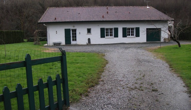 Country house 2 minutes from the lake of St Pée in a quiet area.