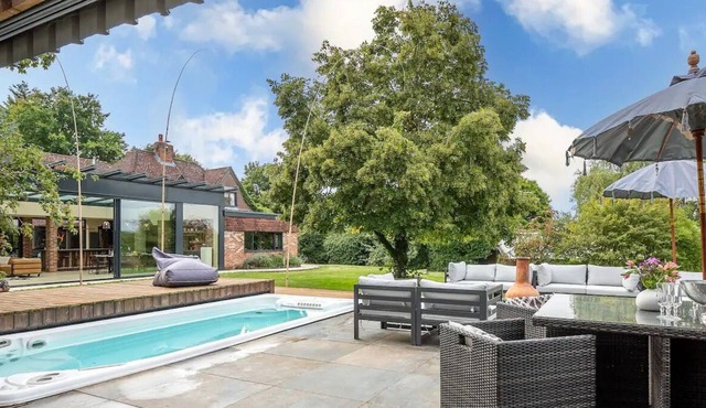 Country House, 4 Acres, Views & Swimming Pool I Pass The Keys