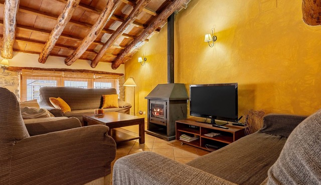Country House 'Antic Forn De Paüls' with Mountain View, Wi-Fi and Air Conditioning