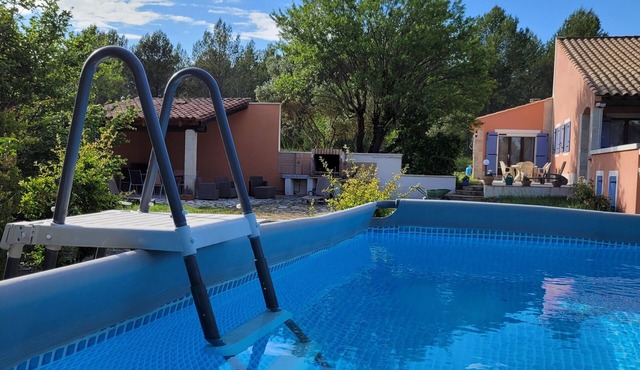 Country house at the foot of the Luberon