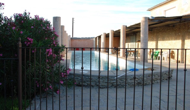 Country house at the foot of Mont Ventoux with large swimming pool