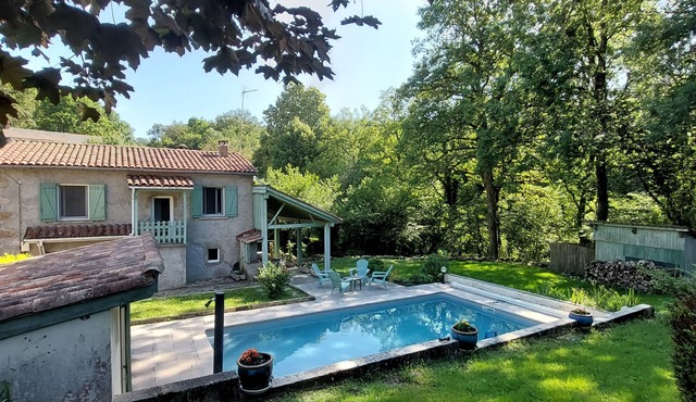 Country house, authentic, with swimming pool.