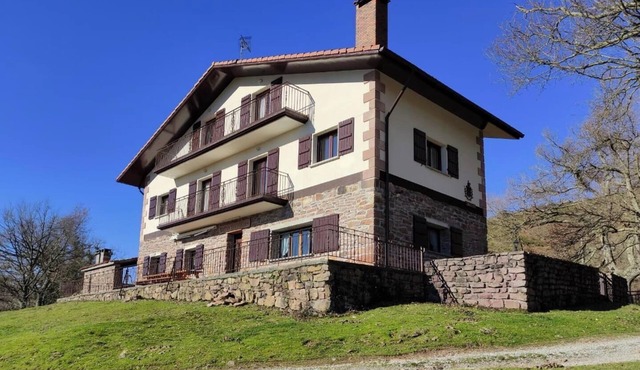 Country House 'Autxikoborda Bajo' with Mountain View, Private Garden and Wi-Fi