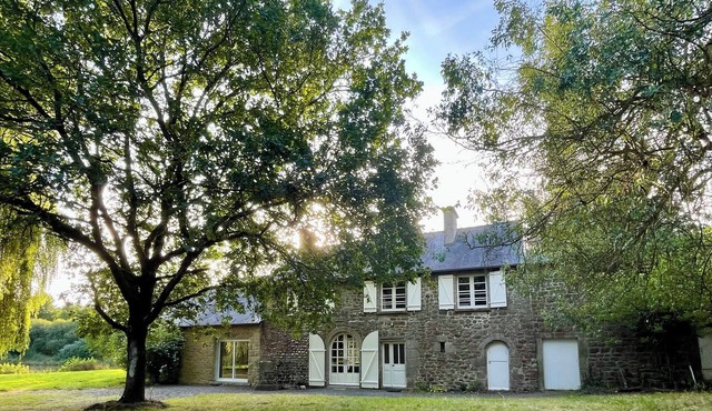Country house between Rennes and Dinan with large pond and garden!