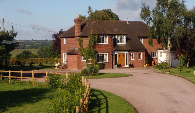 Country House between Stratford Upon Avon and Warwick, Superb Views, Sleeps 8-10