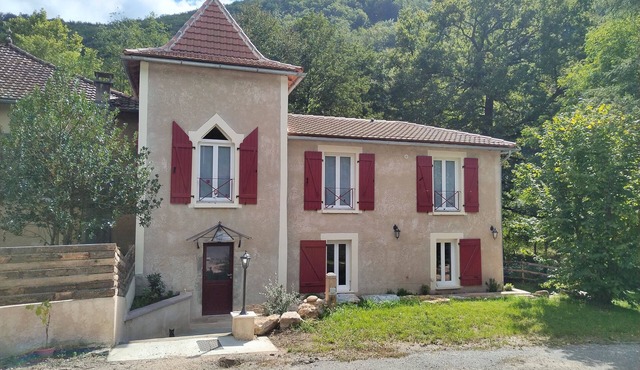 Country house by the river, swimming and fishing Pets welcome