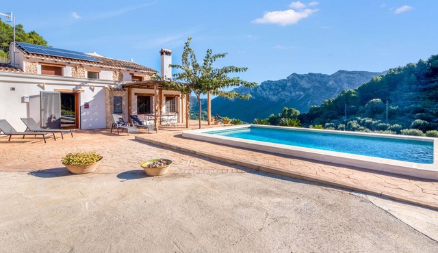 Country House 'Ca's Pelut' with Mountain View, Private Pool and Wi-Fi