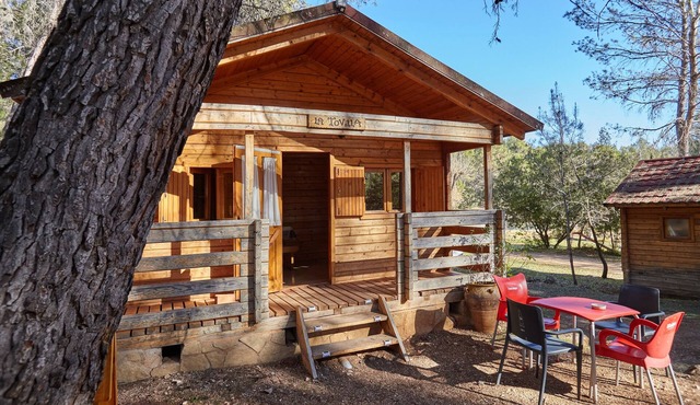 Country House 'Cabaña De Madera 3' with Mountain View, Shared Pool and Air Conditioning