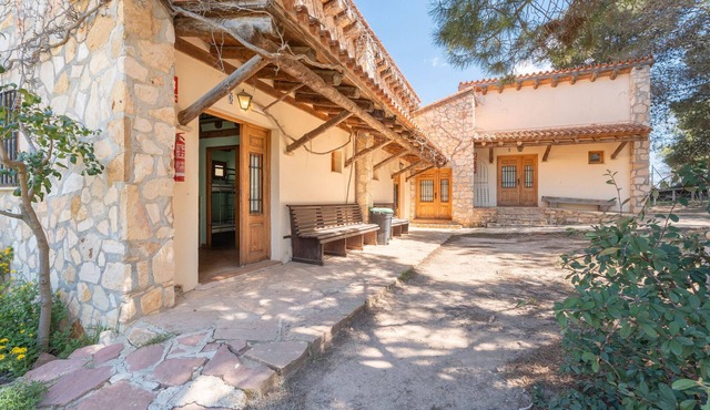 Country House 'Cabañas Rusticas 2' with Mountain View, Shared Pool and Wi-Fi