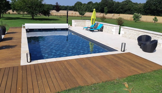 Country house, calm and natural terrace, heated swimming pool