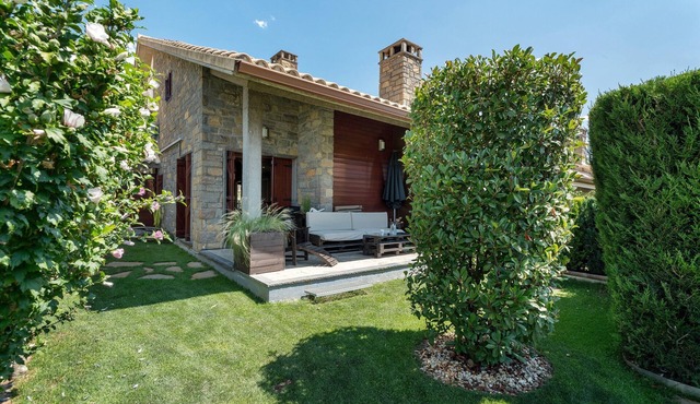 Country House 'Casa Biescas' with Mountain View, Wi-Fi and Air Conditioning