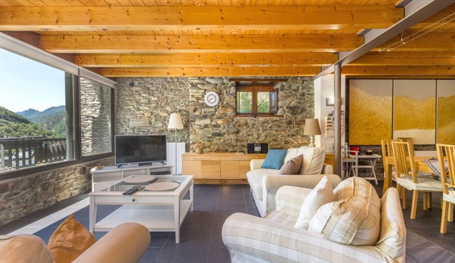 Country House 'Casa Guillem 3' with Lake View, Wi-Fi and Air Conditioning