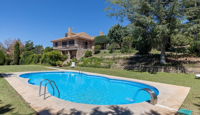 Country House 'Casa Rural Las Yernas' with Mountain View, Private Pool and Wi-Fi