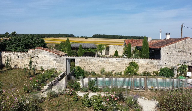 COUNTRY HOUSE CHARENTE (F) holiday or weekend garden pool any comfort