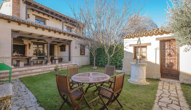 Country House 'De Urueña Casa De Ilustres' with Terrace, Private Garden and Balcony