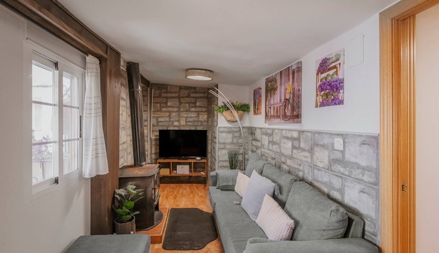 Country House 'El Burrito De Gredos' with Balcony, Wi-Fi and Air Conditioning