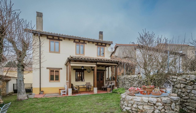Country House 'El Hidalgo' with Mountain Views, Private Garden and Wi-Fi