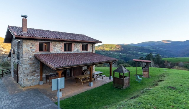 Country House 'El Paraiso Del Yayo' with Mountain View, Private Terrace and Wi-Fi