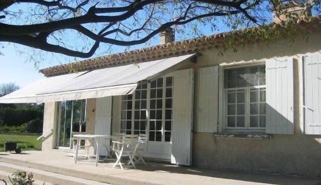 Country house facing the Luberon and the village of Oppède Old