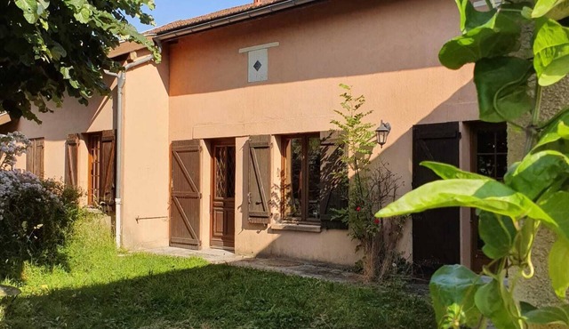 *country house with ornamental garden 200 m from the lake