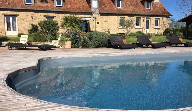 Country house with swimming pool sleeps 14