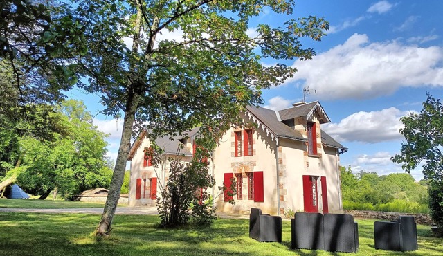 Country House in the Heart of the Wooded Park of a Castle