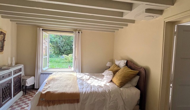 Country house in the heart of a forest offering peace and quiet, 50 minutes from Paris