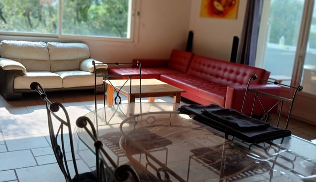 Country house with swimming pool. Pets welcome. Natural setting.