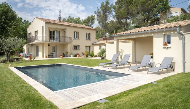 Country house* with swimming pool, 2 minutes from shops.
