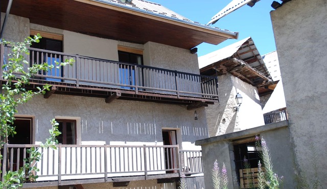 Country house bordering the park ecrins with garden for 10 people