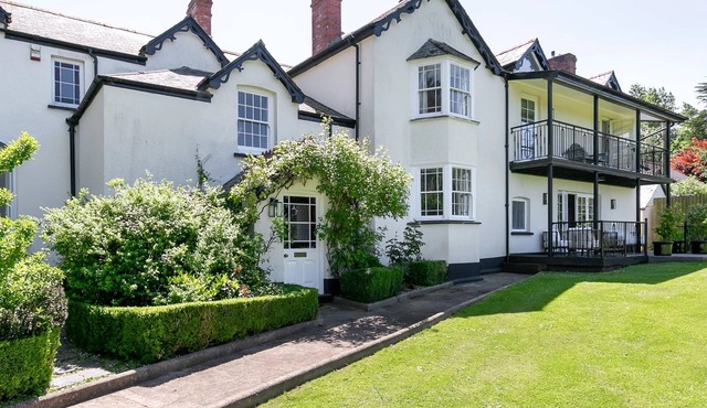 Country house hot tub - Easter just released! Last minute short break best deal!