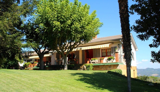 Country house ideal for families with games room of 500m2, large pool area.