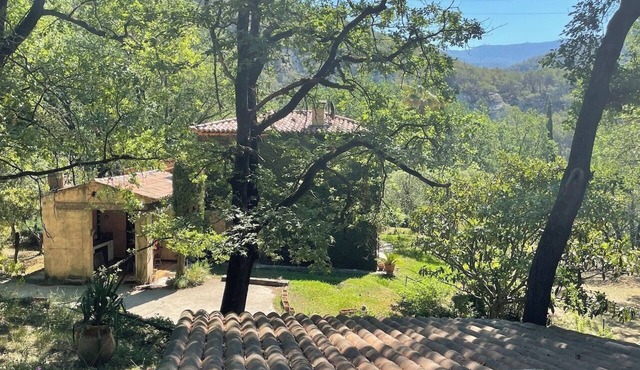 Country house in a natural wooded setting in a 3-hectare park