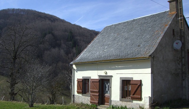 Country house in a valley 12 km from BESSE. PROMO from August 24 to 31