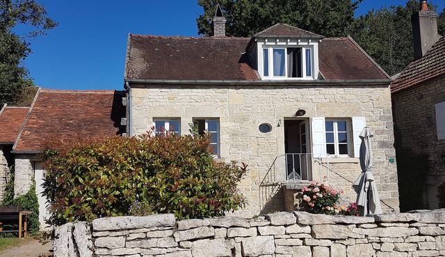 Country house in charming village, close to the Canal du Nivernais.