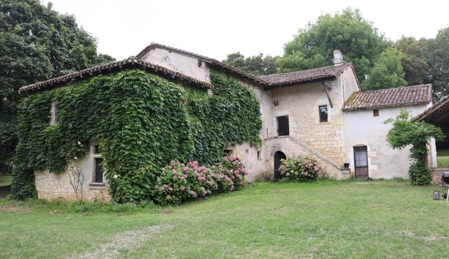 Country house in Charras, sleeps 14, pool and tennis court near Dordogne