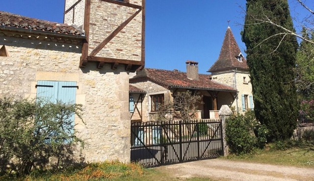 Country house in courtyard with private pool & grounds