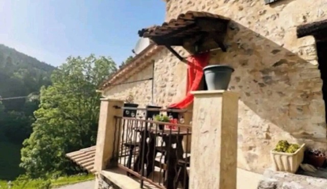 Country house in Provencal village