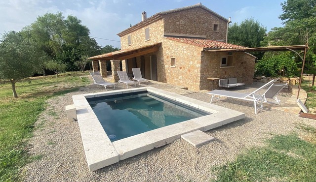 Country house in the heart of vineyards and olive groves