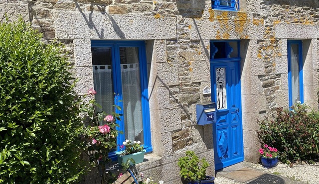 Country house in the heart of Brittany, calm, restful, large private garden.