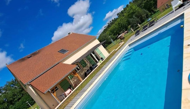 Country house in the Lot, with swimming pool. Ideal for families!